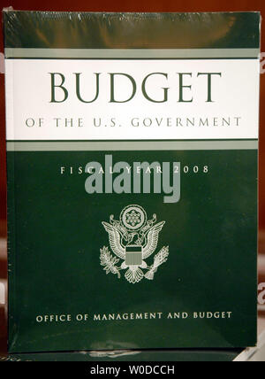 Eine Kopie des Geschäftsjahres 2008 Bundeshaushalt sitzt auf einem Tisch nach dem Senat Haushaltsausschuss geliefert wurden, auf dem Capitol Hill in Washington am 5. Februar 2007. Das Geschäftsjahr beginnt am 1. Oktober. Das Budget $ 2,9 Billionen bietet Milliarden für den Krieg im Irak während dieser ersten kurzfristigen Steuersenkungen dauerhaft. (UPI Foto/Kevin Dietsch) Stockfoto