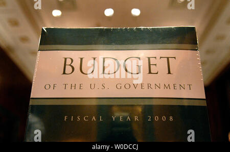 Eine Kopie des Geschäftsjahres 2008 Bundeshaushalt sitzt auf einem Tisch nach dem Senat Haushaltsausschuss geliefert wurden, auf dem Capitol Hill in Washington am 5. Februar 2007. Das Geschäftsjahr beginnt am 1. Oktober. Das Budget $ 2,9 Billionen bietet Milliarden für den Krieg im Irak während dieser ersten kurzfristigen Steuersenkungen dauerhaft. (UPI Foto/Kevin Dietsch) Stockfoto