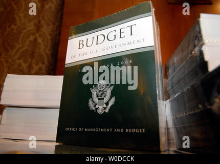 Eine Kopie des Geschäftsjahres 2008 Bundeshaushalt sitzt auf einem Tisch nach dem Senat Haushaltsausschuss geliefert wurden, auf dem Capitol Hill in Washington am 5. Februar 2007. Das Geschäftsjahr beginnt am 1. Oktober. Das Budget $ 2,9 Billionen bietet Milliarden für den Krieg im Irak während dieser ersten kurzfristigen Steuersenkungen dauerhaft. (UPI Foto/Kevin Dietsch) Stockfoto