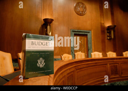 Eine Kopie des Geschäftsjahres 2008 Bundeshaushalt im Senat Haushalt Ausschuss Anhörung Zimmer angezeigt wird, nachdem Sie am 5. Februar 2007 auf dem Capitol Hill in Washington geliefert. Das Geschäftsjahr beginnt am 1. Oktober. Das Budget $ 2,9 Billionen bietet Milliarden für den Krieg im Irak während dieser ersten kurzfristigen Steuersenkungen dauerhaft. (UPI Foto/Kevin Dietsch) Stockfoto