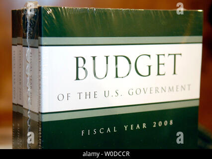 Eine Kopie des Geschäftsjahres 2008 Bundeshaushalt sitzt auf einem Tisch nach dem Senat Haushaltsausschuss geliefert wurden, auf dem Capitol Hill in Washington am 5. Februar 2007. Das Geschäftsjahr beginnt am 1. Oktober. Das Budget $ 2,9 Billionen bietet Milliarden für den Krieg im Irak während dieser ersten kurzfristigen Steuersenkungen dauerhaft. (UPI Foto/Kevin Dietsch) Stockfoto