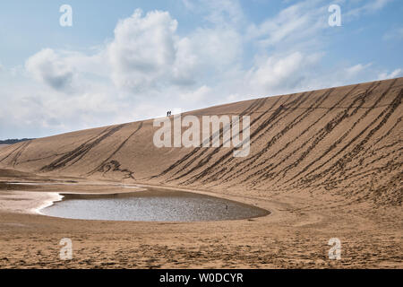 Sanddünen in Tottori, Japan. Es ist die berühmteste Sehenswürdigkeit in der Präfektur Tottori. Es gibt auch einen kleinen See. Stockfoto