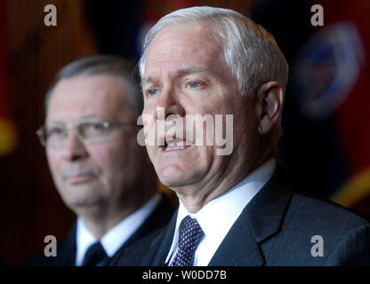 Verteidigungsminister Robert Gates (R) spricht bei einer Nachrichten Unterrichtung über die Bedingungen am Walter Reed Army Medical Center, am Medical Center in Washington am 23. Februar 2007. Gates kündigte er ein Ausschuss der Verschlechterung der Bedingungen am Krankenhaus zu untersuchen wäre. Gates ist der stellvertretende Vorsitzende des Generalstabs Adm verbunden. Edmund Giambastiani. (UPI Foto/Kevin Dietsch) Stockfoto