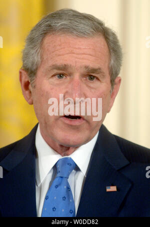 Präsident George W. Bush spricht vor der Verleihung der Ehrenmedaille für die pensionierten Armee Oberstleutnant Bruce Crandall, während einer Zeremonie im East Room des Weißen Hauses in Washington am 26. Februar 2007. (UPI Foto/Kevin Dietsch) Stockfoto