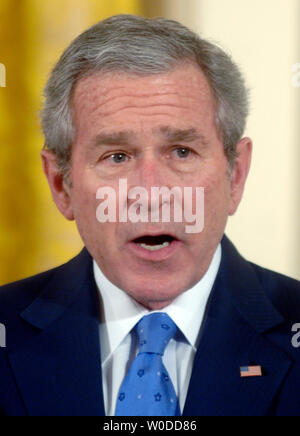 Präsident George W. Bush spricht vor der Verleihung der Ehrenmedaille für die pensionierten Armee Oberstleutnant Bruce Crandall, während einer Zeremonie im East Room des Weißen Hauses in Washington am 26. Februar 2007. (UPI Foto/Kevin Dietsch) Stockfoto