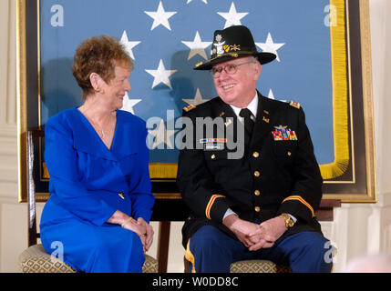 Ehrenmedaille Empfänger pensionierte Armee Oberstleutnant Bruce Crandall Lächeln zu seinem Arlene während seiner Preisverleihung im East Room des Weißen Hauses in Washington am 26. Februar 2007. Crandall erhielt die Medaille für seinen heldenhaften Aktionen in Vietnam, nach der freiwillig Fliegen sein Hubschrauber in feindliche Feuer verwundete Soldaten zu retten. (UPI Foto/Kevin Dietsch) (UPI Foto/Kevin Dietsch) Stockfoto