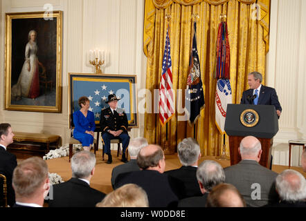 Präsident George W. Bush spricht vor der Verleihung der Ehrenmedaille für die pensionierten Armee Oberstleutnant Bruce Crandall, während einer Zeremonie im East Room des Weißen Hauses in Washington am 26. Februar 2007. Crandall erhielt die Medaille für seinen heldenhaften Aktionen in Vietnam, nach der freiwillig Fliegen sein Hubschrauber in feindliche Feuer verwundete Soldaten zu retten. (UPI Foto/Kevin Dietsch) Stockfoto