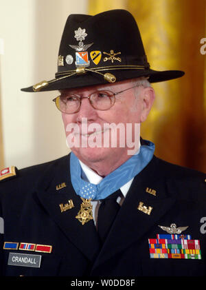 Pensionierte Armee Oberstleutnant Bruce Crandall steht nach Erhalt der Ehrenmedaille, während einer Zeremonie im East Room des Weißen Hauses in Washington am 26. Februar 2007. Crandall erhielt die Medaille für seinen heldenhaften Aktionen in Vietnam, nach der freiwillig Fliegen sein Hubschrauber in feindliche Feuer verwundete Soldaten zu retten. (UPI Foto/Kevin Dietsch) Stockfoto