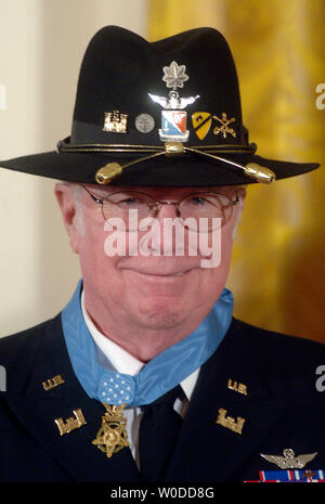 Pensionierte Armee Oberstleutnant Bruce Crandall steht nach Erhalt der Ehrenmedaille, während einer Zeremonie im East Room des Weißen Hauses in Washington am 26. Februar 2007. Crandall erhielt die Medaille für seinen heldenhaften Aktionen in Vietnam, nach der freiwillig Fliegen sein Hubschrauber in feindliche Feuer verwundete Soldaten zu retten. (UPI Foto/Kevin Dietsch) Stockfoto