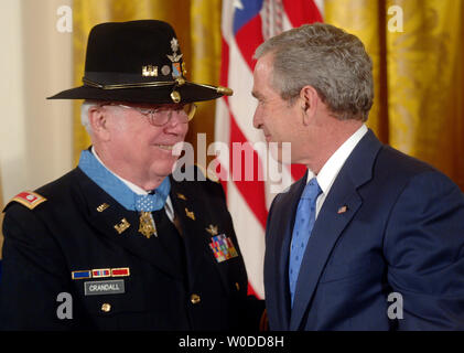 Präsident George W. Bush sieht Ehrenmedaille Empfänger pensionierte Armee Oberstleutnant Bruce Crandall, während einer Zeremonie im East Room des Weißen Hauses in Washington am 26. Februar 2007. Crandall erhielt die Medaille für seinen heldenhaften Aktionen in Vietnam, nach der freiwillig Fliegen sein Hubschrauber in feindliche Feuer verwundete Soldaten zu retten. (UPI Foto/Kevin Dietsch) Stockfoto