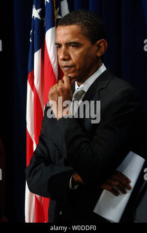 Senator Barack Obama (D-IL) nimmt an einer Pressekonferenz auf der Würde für die verletzten Krieger Act von 2007, in Washington am 1. März 2007. Die Gesetzgebung ist auf die Verbesserung der Einrichtungen, Verfahren und Dienstleistungen zur ambulanten Versorgung im Zusammenhang mit der Verwundeten und Wiederherstellung von Soldaten an aktive militärische Krankenhäuser abzielen. (UPI Foto/Kevin Dietsch) Stockfoto