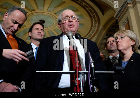 Vorsitzender des Senate Armed Services Committee Carl Levin (D-MI) spricht über eine neue vorgeschlagene gemeinsame Entschließung der US-Politik in Irak zu überarbeiten, in Washington am 8. März 2007. Die neue Gesetzgebung würde für eine fast völlige von Truppen zurückziehen mit einer begrenzten Anzahl von Soldaten für die Ausbildung Links aufrufen. Levin war verbunden von Senator Charles Schumer (D-NY) (L), Senator Evan Bayh (D) (2-L), Senator Russ Feingold (D-WI) (2nd-R) und Sen Parry Murray (D-WA). (UPI Foto/Kevin Dietsch) Stockfoto