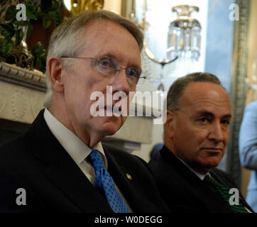 Mehrheitsführer im Senat, Harry Reid (D-NV) (L) und Senator Charles Schumer (D-NY) auf der Los Senat Irak Debatte sprechen, in Washington am 15. März 2007. (UPI Foto/Kevin Dietsch) Stockfoto