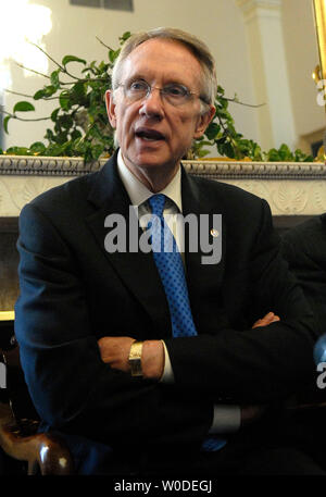 Mehrheitsführer im Senat, Harry Reid (D-NV) spricht über die fortlaufenden Senat Irak Aussprache, in Washington am 15. März 2007. (UPI Foto/Kevin Dietsch) Stockfoto