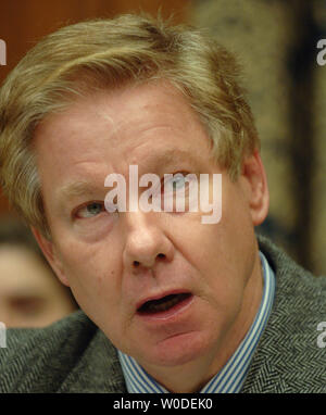 Rep. Tom Davis, R-VA, spricht während einer Haus Aufsicht und Regierung Reform Ausschuss hören, wie der ehemalige CIA-operativen Valerie Plame auf dem Capitol Hill in Washington am 16. März 2007 geoutet wurde. Plame glaubt, dass Ihre geheime CIA-Identität, die von der Bush-Regierung aufgedeckt wurde ihr Ehemann zu diskreditieren, der ehemalige Botschafter Joseph Wilson, der vor der Verwaltung - Krieg WMD Intelligenz auf den Irak kritisiert. (UPI Foto/Roger L. Wollenberg) Stockfoto