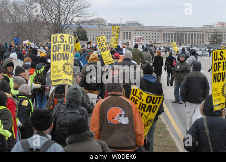 Tausende Demonstranten zu Fuß vom Lincoln Memorial in Richtung Pentagon (Hintergrund) des vierten Jahrestags des Beginns der Irak Krieg zu protestieren, in Arlington, Virginia, am 17. März 2007. Dieser Protest met am Ausgangspunkt der massiven 1967 anti-Vietnam Krieg Marsch auf das Pentagon. (UPI Foto/Alexis C Glenn) Stockfoto