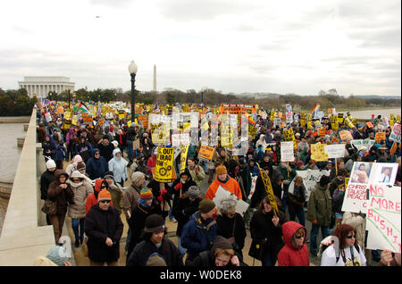 Tausende Demonstranten zu Fuß vom Lincoln Memorial in Richtung Pentagon den vierten Jahrestag des Beginns der Irak Krieg zu protestieren, in Arlington, Virginia, am 17. März 2007. Dieser Protest met am Ausgangspunkt der massiven 1967 anti-Vietnam Krieg Marsch auf das Pentagon. (UPI Foto/Alexis C Glenn) Stockfoto