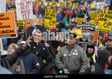 Tausende Demonstranten zu Fuß vom Lincoln Memorial in Richtung Pentagon den vierten Jahrestag des Beginns der Irak Krieg zu protestieren, in Arlington, Virginia, am 17. März 2007. Dieser Protest met am Ausgangspunkt der massiven 1967 anti-Vietnam Krieg Marsch auf das Pentagon. (UPI Foto/Alexis C Glenn) Stockfoto