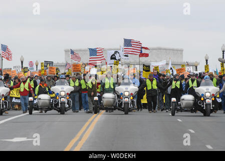 Tausende Demonstranten zu Fuß vom Lincoln Memorial in Richtung Pentagon den vierten Jahrestag des Beginns der Irak Krieg zu protestieren, in Arlington, Virginia, am 17. März 2007. Dieser Protest met am Ausgangspunkt der massiven 1967 anti-Vietnam Krieg Marsch auf das Pentagon. (UPI Foto/Alexis C Glenn) Stockfoto