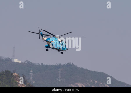 China Air Force Direct-8 Helikopter Hubschrauber fliegt nach Zhuhai für die Zhuhai 2018 Air Show, Zhuhai Jinwan Flughafen Air Show Center, 30. Oktober 2018 vorzubereiten. Stockfoto