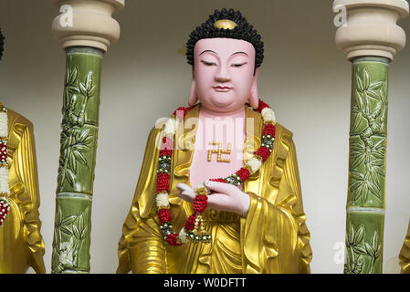 Stehender Buddha Figur mit einem Linken mit Hakenkreuz auf der Brust an der buddhistischen Kek Lok Si Tempel, Air Itam, Penang, Malaysia Stockfoto