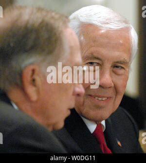 Senator Richard Lugar (R) (R) spricht mit ehemaligen Senator Sam Nunn (D-GA) vor vor dem Streitkräfteausschuss des Senats über die Gefahren der Verbreitung von Kernwaffen auf dem Capitol Hill in Washington am 11. April 2007. (UPI Foto/Roger L. Wollenberg) Stockfoto