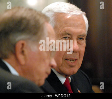 Senator Richard Lugar (R) (R) spricht mit ehemaligen Senator Sam Nunn (D-GA) vor vor dem Streitkräfteausschuss des Senats über die Gefahren der Verbreitung von Kernwaffen auf dem Capitol Hill in Washington am 11. April 2007. (UPI Foto/Roger L. Wollenberg) Stockfoto