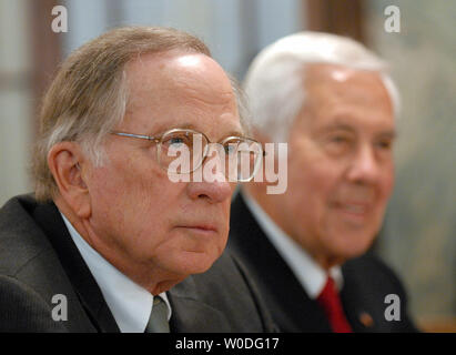 Der ehemalige Senator Sam Nunn (D-GA) (L) und Senator Richard Lugar (R-IN) vor dem Streitkräfteausschuss des Senats die Gefahren der Verbreitung von Kernwaffen auf dem Capitol Hill in Washington am 11. April 2007 zu diskutieren. (UPI Foto/Roger L. Wollenberg) Stockfoto