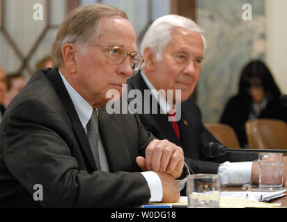 Der ehemalige Senator Sam Nunn (D-GA) (L) und Senator Richard Lugar (R-IN) vor dem Streitkräfteausschuss des Senats die Gefahren der Verbreitung von Kernwaffen auf dem Capitol Hill in Washington am 11. April 2007 zu diskutieren. (UPI Foto/Roger L. Wollenberg) Stockfoto