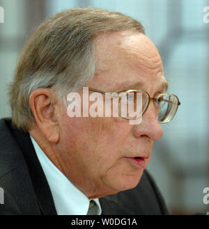 Der ehemalige Senator Sam Nunn (D-GA) erscheint vor dem Streitkräfteausschuss des Senats die Gefahren der Verbreitung von Kernwaffen auf dem Capitol Hill in Washington am 11. April 2007 zu diskutieren. (UPI Foto/Roger L. Wollenberg) Stockfoto