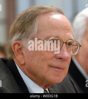 Der ehemalige Senator Sam Nunn (D-GA) erscheint vor dem Streitkräfteausschuss des Senats die Gefahren der Verbreitung von Kernwaffen auf dem Capitol Hill in Washington am 11. April 2007 zu diskutieren. (UPI Foto/Roger L. Wollenberg) Stockfoto