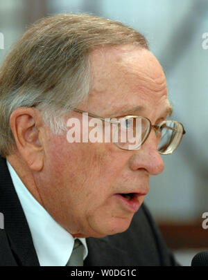 Der ehemalige Senator Sam Nunn (D-GA) erscheint vor dem Streitkräfteausschuss des Senats die Gefahren der Verbreitung von Kernwaffen auf dem Capitol Hill in Washington am 11. April 2007 zu diskutieren. (UPI Foto/Roger L. Wollenberg) Stockfoto