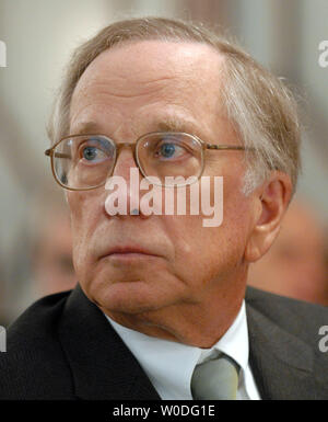 Der ehemalige Senator Sam Nunn (D-GA) erscheint vor dem Streitkräfteausschuss des Senats die Gefahren der Verbreitung von Kernwaffen auf dem Capitol Hill in Washington am 11. April 2007 zu diskutieren. (UPI Foto/Roger L. Wollenberg) Stockfoto