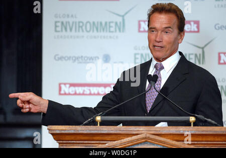 Der republikanische Gouverneur von Kalifornien, Arnold Schwarzenegger, liefert die grundsatzrede für Newsweek's Global Environmental Leadership Conference an der Georgetown Universität in Washington am 11. April 2007. (UPI Foto/Roger L. Wollenberg) Stockfoto