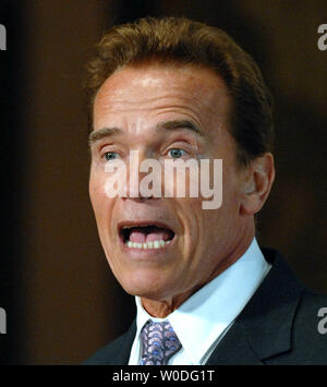 Der republikanische Gouverneur von Kalifornien, Arnold Schwarzenegger, liefert die grundsatzrede für Newsweek's Global Environmental Leadership Conference an der Georgetown Universität in Washington am 11. April 2007. (UPI Foto/Roger L. Wollenberg) Stockfoto