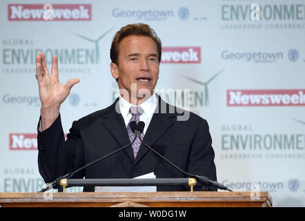 Der republikanische Gouverneur von Kalifornien, Arnold Schwarzenegger, liefert die grundsatzrede für Newsweek's Global Environmental Leadership Conference an der Georgetown Universität in Washington am 11. April 2007. (UPI Foto/Roger L. Wollenberg) Stockfoto