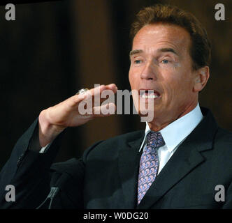 Der republikanische Gouverneur von Kalifornien, Arnold Schwarzenegger, liefert die grundsatzrede für Newsweek's Global Environmental Leadership Conference an der Georgetown Universität in Washington am 11. April 2007. (UPI Foto/Roger L. Wollenberg) Stockfoto