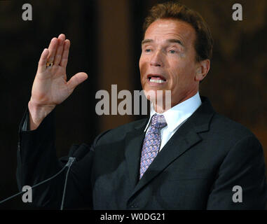 Der republikanische Gouverneur von Kalifornien, Arnold Schwarzenegger, liefert die grundsatzrede für Newsweek's Global Environmental Leadership Conference an der Georgetown Universität in Washington am 11. April 2007. (UPI Foto/Roger L. Wollenberg) Stockfoto