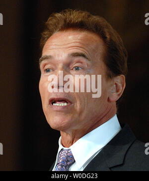 Der republikanische Gouverneur von Kalifornien, Arnold Schwarzenegger, liefert die grundsatzrede für Newsweek's Global Environmental Leadership Conference an der Georgetown Universität in Washington am 11. April 2007. (UPI Foto/Roger L. Wollenberg) Stockfoto