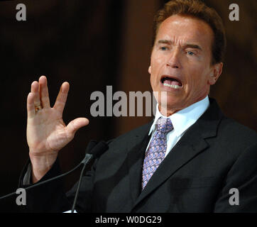 Der republikanische Gouverneur von Kalifornien, Arnold Schwarzenegger, liefert die grundsatzrede für Newsweek's Global Environmental Leadership Conference an der Georgetown Universität in Washington am 11. April 2007. (UPI Foto/Roger L. Wollenberg) Stockfoto