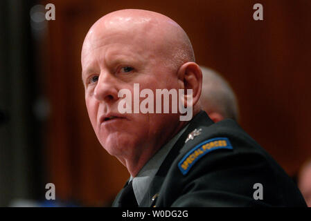 Chef der National Guard Bureau Generalleutnant Steven Blum bezeugt vor einem Senat Verteidigung Mittel Unterausschuss Anhörung über das GJ 2008 National Guard Haushalt übersicht, in Washington am 11. April 2007. (UPI Foto/Kevin Dietsch) Stockfoto