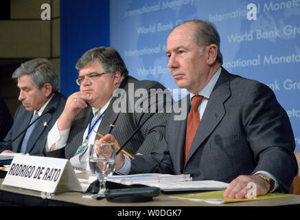 Internationaler Währungsfonds (IWF) Direktor Rodrigo de Rato (R), Mexikanische Sekretär der Finanzminister Agustin Carstens (C) und der Präsident der Weltbank, Paul Wolfowitz sprechen Sie mit Mitgliedern der Medien auf einer Pressekonferenz am letzten Tag des IWF/Weltbank Frühjahrstagung in Washington am April, 15 2007. (UPI Foto/Kevin Dietsch) Stockfoto