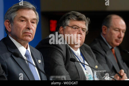 Der Präsident der Weltbank, Paul Wolfowitz (L), Mexikanische Sekretär der Finanzminister Agustin Carstens (C) und der Internationale Währungsfonds (IWF) Direktor Rodrigo de Rato sprechen Sie mit Mitgliedern der Medien auf einer Pressekonferenz am letzten Tag des IWF/Weltbank Frühjahrstagung in Washington am April, 15 2007. (UPI Foto/Kevin Dietsch) Stockfoto