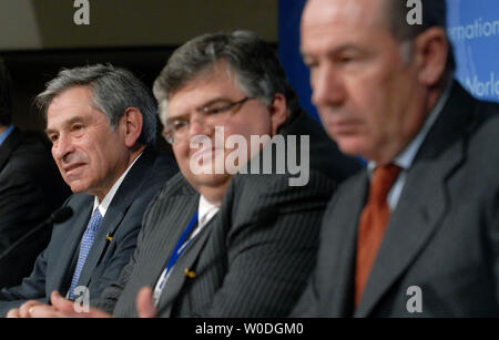 Internationaler Währungsfonds (IWF) Direktor Rodrigo de Rato (R), Mexikanische Sekretär der Finanzminister Agustin Carstens (C) und der Präsident der Weltbank, Paul Wolfowitz sprechen Sie mit Mitgliedern der Medien auf einer Pressekonferenz am letzten Tag des IWF/Weltbank Frühjahrstagung in Washington am April, 15 2007. (UPI Foto/Kevin Dietsch) Stockfoto