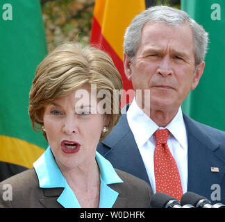 First Lady Laura Bush spricht als US-Präsident George W. Bush während einer Veranstaltung Kennzeichnung Malaria Bewußtsein Tag im Rosengarten des Weißen Hauses am 25. April 2007 abhört. (UPI Foto/Roger L. Wollenberg) Stockfoto