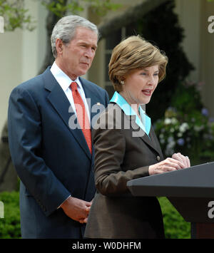 First Lady Laura Bush spricht als US-Präsident George W. Bush während einer Veranstaltung Kennzeichnung Malaria Bewußtsein Tag im Rosengarten des Weißen Hauses am 25. April 2007 abhört. (UPI Foto/Roger L. Wollenberg) Stockfoto