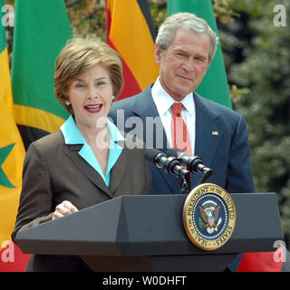 First Lady Laura Bush spricht als US-Präsident George W. Bush während einer Veranstaltung Kennzeichnung Malaria Bewußtsein Tag im Rosengarten des Weißen Hauses am 25. April 2007 abhört. (UPI Foto/Roger L. Wollenberg) Stockfoto