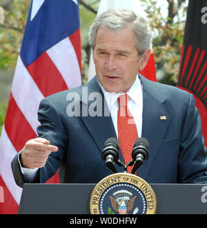 Us-Präsident George W. Bush spricht während einer Veranstaltung Kennzeichnung Malaria Bewußtsein Tag im Rosengarten des Weißen Hauses am 25. April 2007. (UPI Foto/Roger L. Wollenberg) Stockfoto