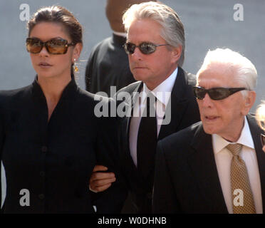 Catherine Zeta Jones (L), Michael Douglas (C) und Kirk Douglas ankommen, für die Beerdigung der ehemalige Präsident der Motion Picture Association of America Jack Valenti in der Kathedrale des Hl. Matthäus, der Apostel, in Washington am 1. Mai 2007. (UPI Foto/Kevin Dietsch) Stockfoto