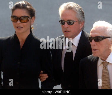 Catherine Zeta Jones (L), Michael Douglas (C) und Kirk Douglas ankommen, für die Beerdigung der ehemalige Präsident der Motion Picture Association of America Jack Valenti in der Kathedrale des Hl. Matthäus, der Apostel, in Washington am 1. Mai 2007. (UPI Foto/Kevin Dietsch) Stockfoto